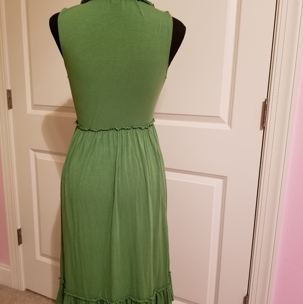 Sleeveless Ruffled Dress - Picture 2 of 5